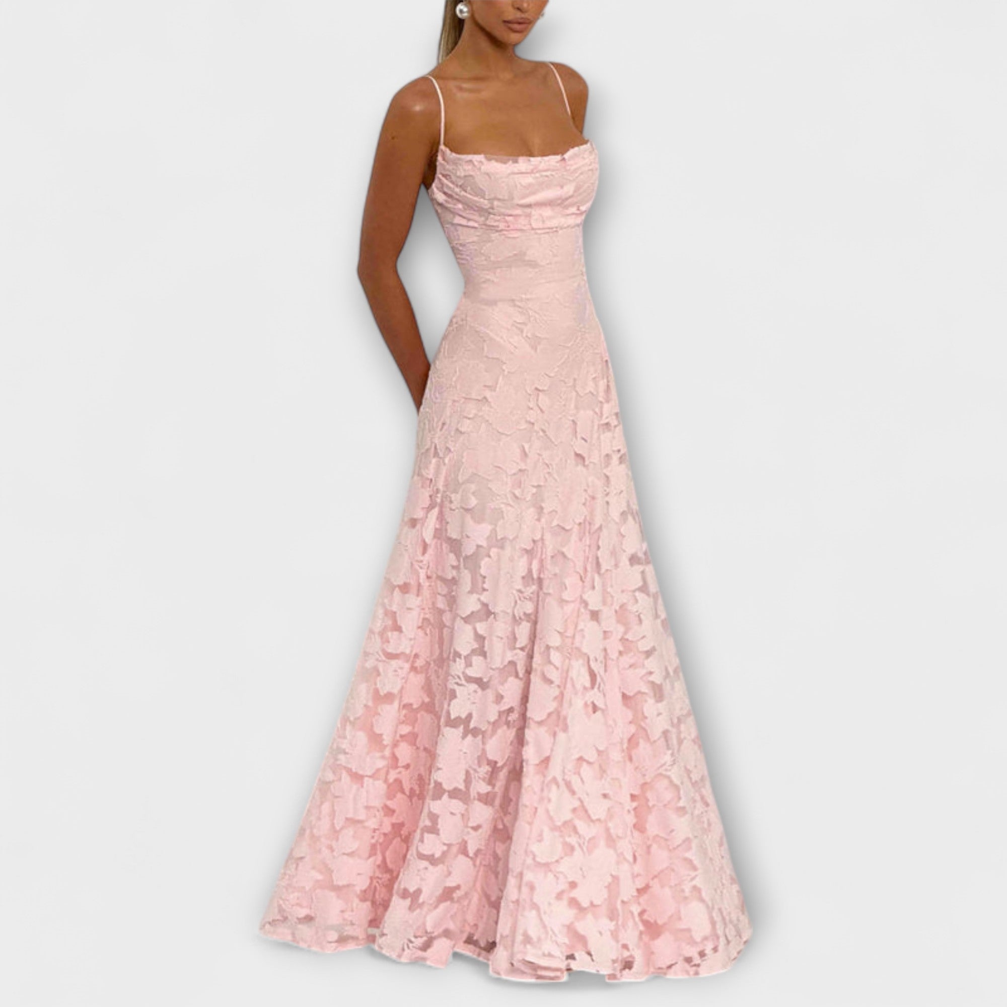Kairi - Stylish Maxi Haljine s Cvjetnom Čipkom i Spageti Naramenicama