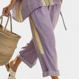 Tereza – elegantni top u lavandi boji i prugaste hlače u boji senfa