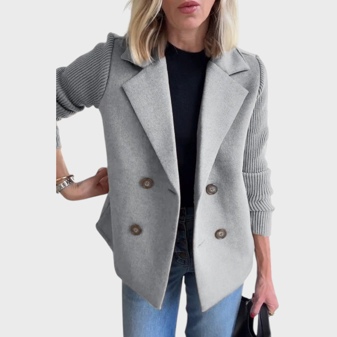 Emma – Elegantni sako s pletenim rukavima